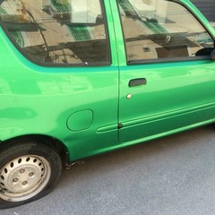 Auto con pneumatici tagliati