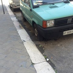 Auto con pneumatici tagliati