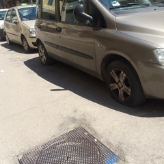 Auto con pneumatici tagliati