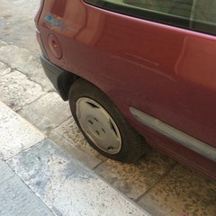 Auto con pneumatici tagliati