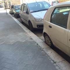 Auto con pneumatici tagliati