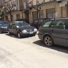 Auto con pneumatici tagliati