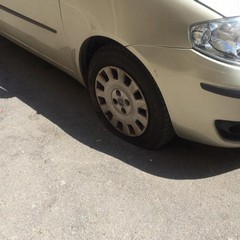 Auto con pneumatici tagliati