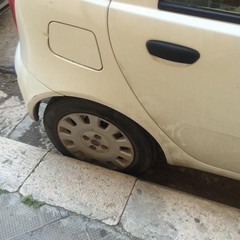 Auto con pneumatici tagliati