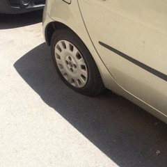 Auto con pneumatici tagliati