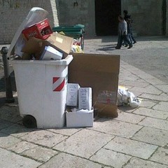 Bidoni stracolmi di rifiuti dinanzi al Duomo Romanico di Molfetta - Domenica 15 marzo 2014 ore 12:00 circa