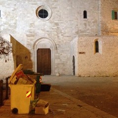 Bidoni stracolmi di rifiuti dinanzi al Duomo Romanico di Molfetta - Lunedì 17 marzo 2014 ore 23:00 circa