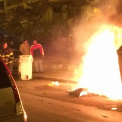 Incendio cassonetto in Via Canonico de Beatis