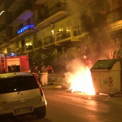 Incendio cassonetto in Via Canonico de Beatis