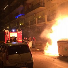 Incendio cassonetto in Via Canonico de Beatis