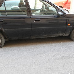 Auto con pneumatici tagliati