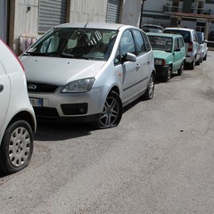 Auto con pneumatici tagliati