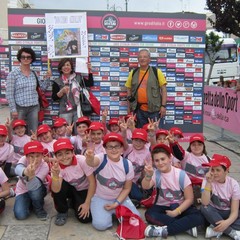 I Bambini della don Cosmo Azzollini incontrano il Giro