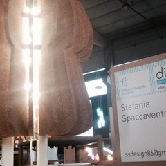 Stefania Spaccavento creatrice del  "CORK l'eco-lamp"