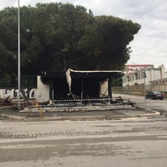 Il chiosco dell'ortofrutta di via Caduti sul Mare