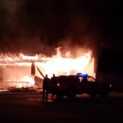 In fiamme il chiosco dell'ortofrutta di via Caduti sul Mare