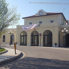 Striscione sull'edificio della stazione