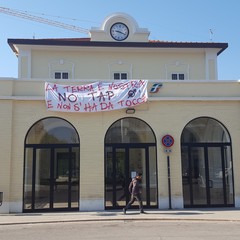 Striscione sull'edificio della stazione