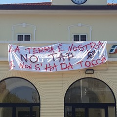 Striscione sull'edificio della stazione