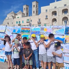 Gli alunni della scuola "Giulio Cozzoli" a bordo di una barca a vela