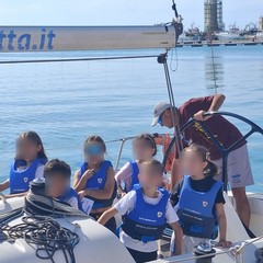 Gli alunni della scuola "Giulio Cozzoli" a bordo di una barca a vela