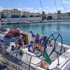 Gli alunni della scuola "Giulio Cozzoli" a bordo di una barca a vela