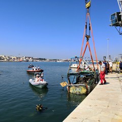 Recuperato il peschereccio affondato nel porto di Molfetta