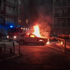 auto in fiamme