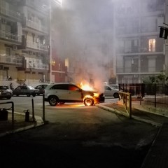 auto in fiamme