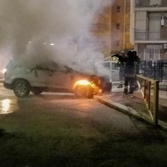 auto in fiamme