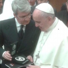 Consegna medaglia a Papa Francesco