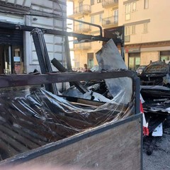 Incendio in piazza Garibaldi, distrutto il dehor del bar Style