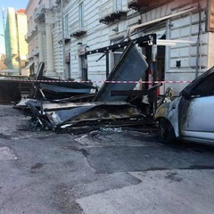 Incendio in piazza Garibaldi, distrutto il dehor del bar Style