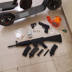 Armi e munizioni nascoste in cantina, blitz di Carabinieri e Polizia
