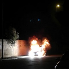 Auto in fiamme