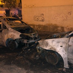 Tre auto incendiate in via Zuppetta: terrore in un palazzo raggiunto dalle fiamme