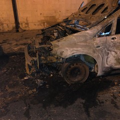 Tre auto incendiate in via Zuppetta: terrore in un palazzo raggiunto dalle fiamme