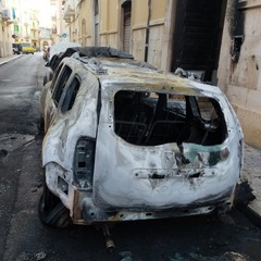 Alba di fuoco in via Michiello: due auto distrutte, una terza danneggiata