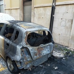 Alba di fuoco in via Michiello: due auto distrutte, una terza danneggiata