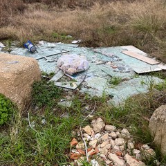 Complanare della strada statale 16 bis, una discarica a cielo aperto