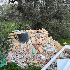 Scoperte due discariche abusive vicino all'asta di collegamento della 16 bis
