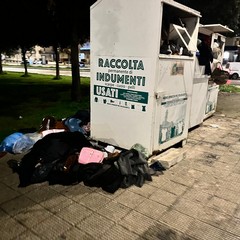 «Indumenti abbandonati per le strade di Molfetta», la denuncia della Gepa