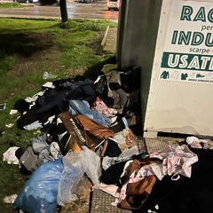 «Indumenti abbandonati per le strade di Molfetta», la denuncia della Gepa