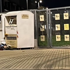 «Indumenti abbandonati per le strade di Molfetta», la denuncia della Gepa