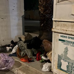 «Indumenti abbandonati per le strade di Molfetta», la denuncia della Gepa