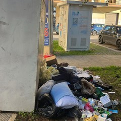 «Indumenti abbandonati per le strade di Molfetta», la denuncia della Gepa