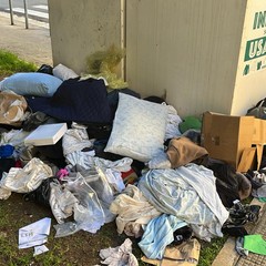 «Indumenti abbandonati per le strade di Molfetta», la denuncia della Gepa
