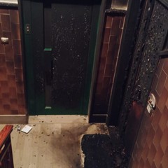 La porta d'ingresso danneggiata