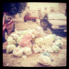 La spazzatura ed il parcheggio selvaggio in piazza Catecombe