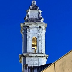 La bellezza del campanile di San Pietro illuminato nelle serate molfettesi